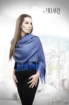 Modelo con una pashmina con diseño en alpaca seda
